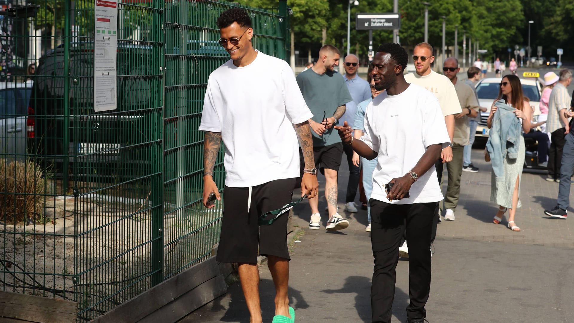 Davie Selke (l.) und Kingsley Schindler (r.) (Archiv): Die Spieler des 1. FC Köln haben die Sommerpause eingeleitet.