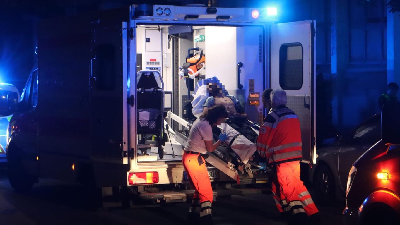 Rettungskräfte laden den Verletzten in einen Krankenwagen: Die Hintergründe sind noch unklar.