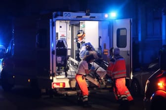 Rettungskräfte laden den Verletzten in einen Krankenwagen: Die Hintergründe sind noch unklar.