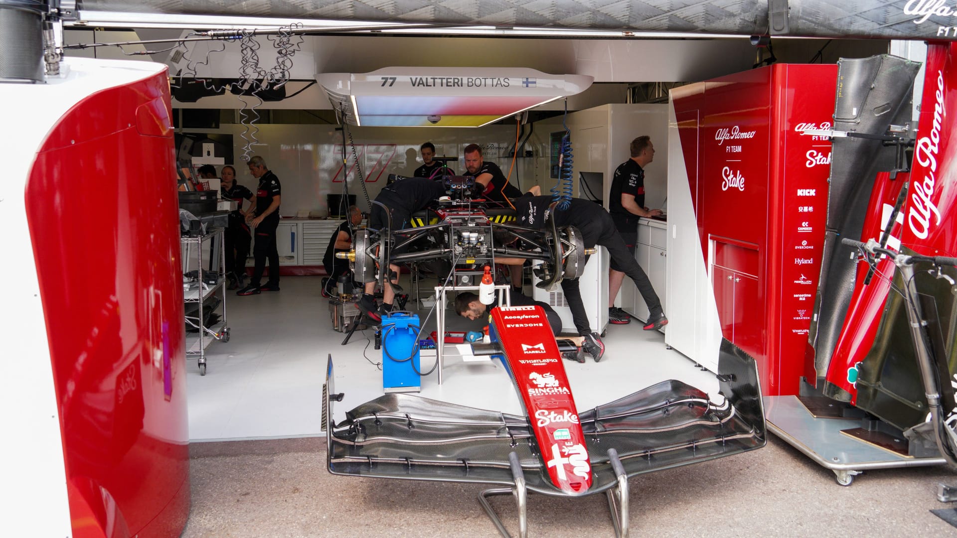 Box von Alfa Romeo beim Großen Preis von Monaco 2023: Das Team wird sich personell neu aufstellen. Box von Alfa Romeo beim Großen Preis von Monaco 2023: Das Team wird sich personell neu aufstellen.