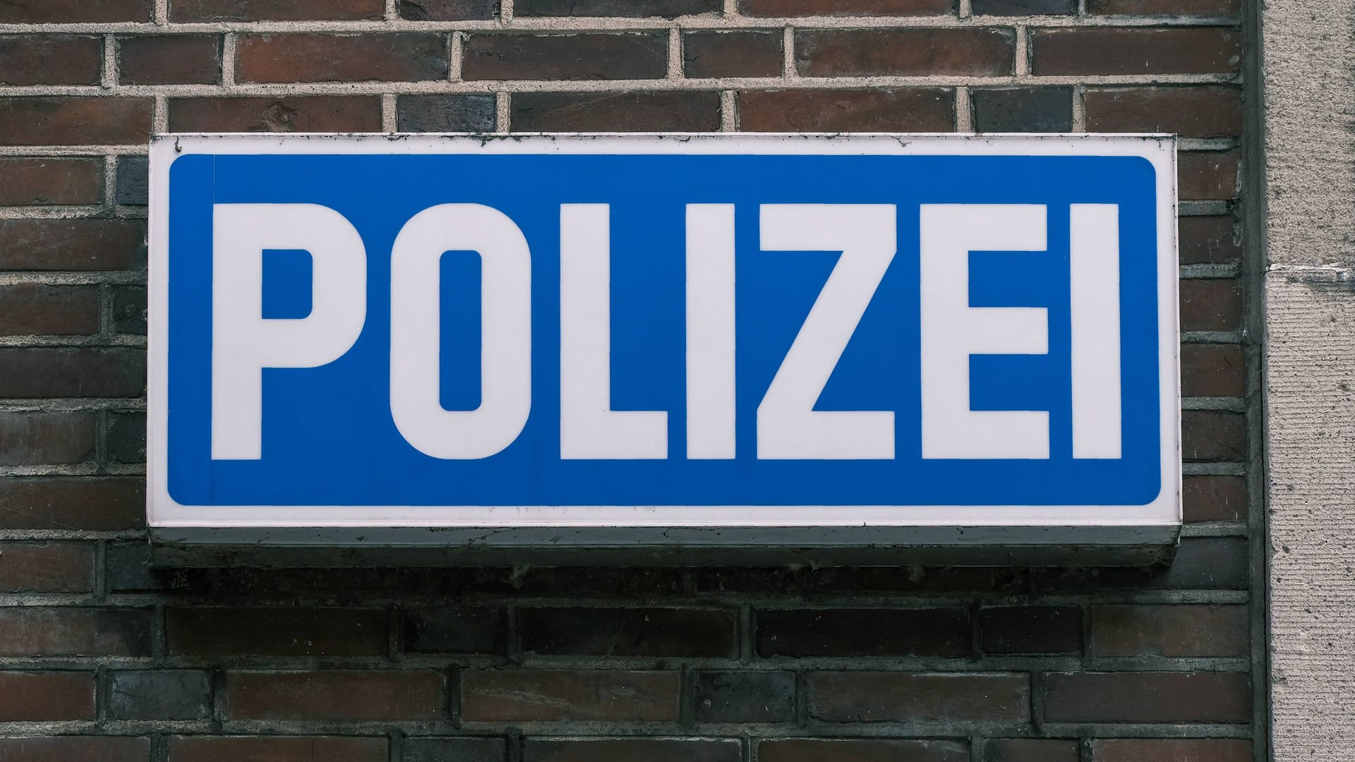Ein Hinweisschild weist auf eine Polizeiwache hin: In Essen wurde ein vermisstes Mädchen aus Neuss von Beamten gefunden. Ein Hinweisschild weist auf eine Polizeiwache hin: In Essen wurde ein vermisstes Mädchen aus Neuss von Beamten gefunden.