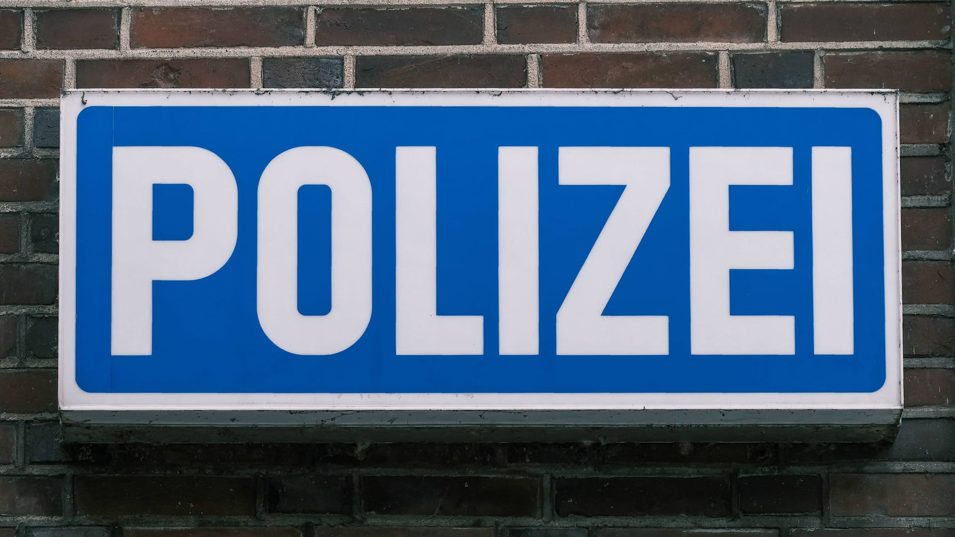 Ein Hinweisschild weist auf eine Polizeiwache hin: In Essen wurde ein vermisstes Mädchen aus Neuss von Beamten gefunden. Ein Hinweisschild weist auf eine Polizeiwache hin: In Essen wurde ein vermisstes Mädchen aus Neuss von Beamten gefunden.