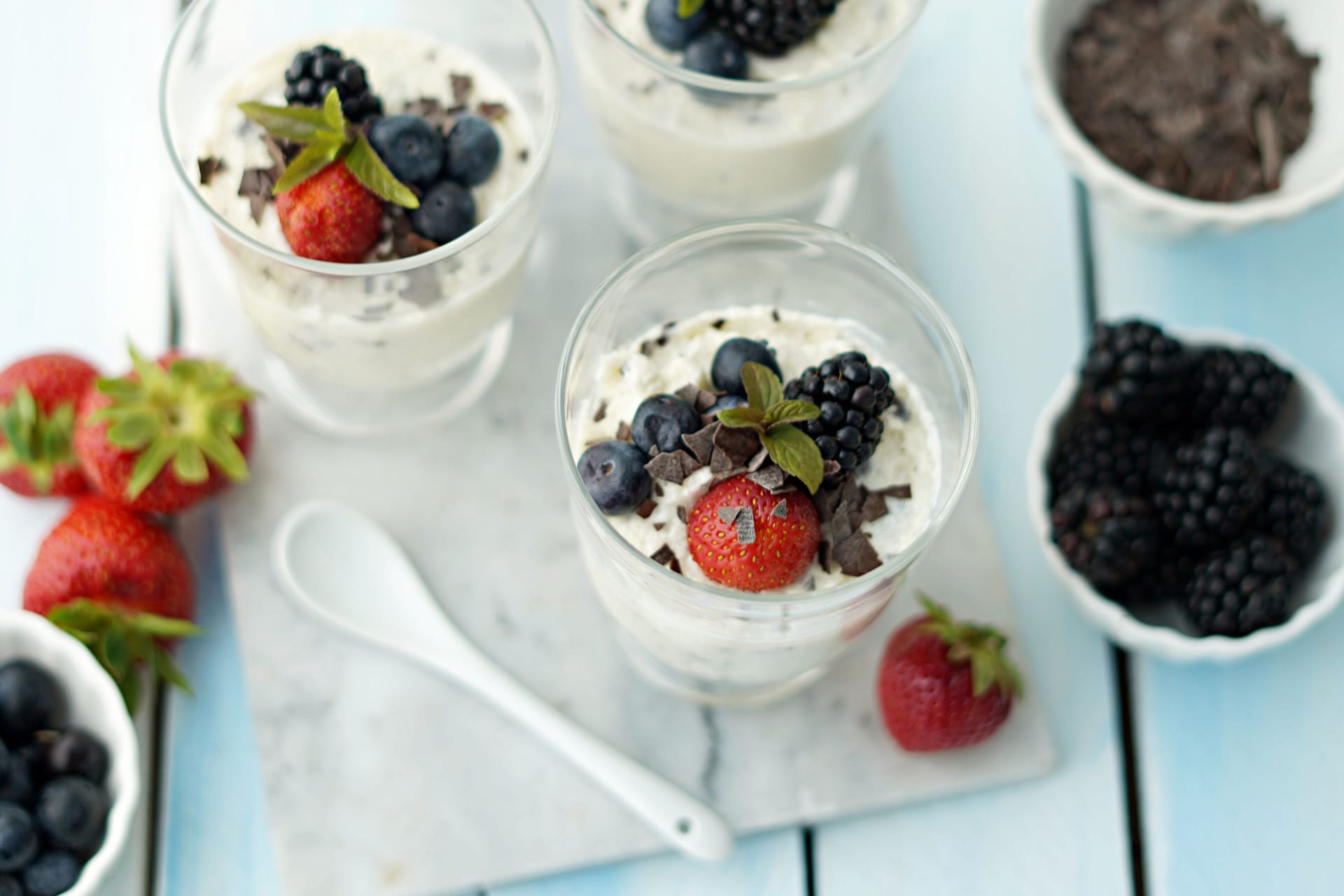 Leckeres Sommerrezept: Quark und Grießbrei getoppt mit Beeren.