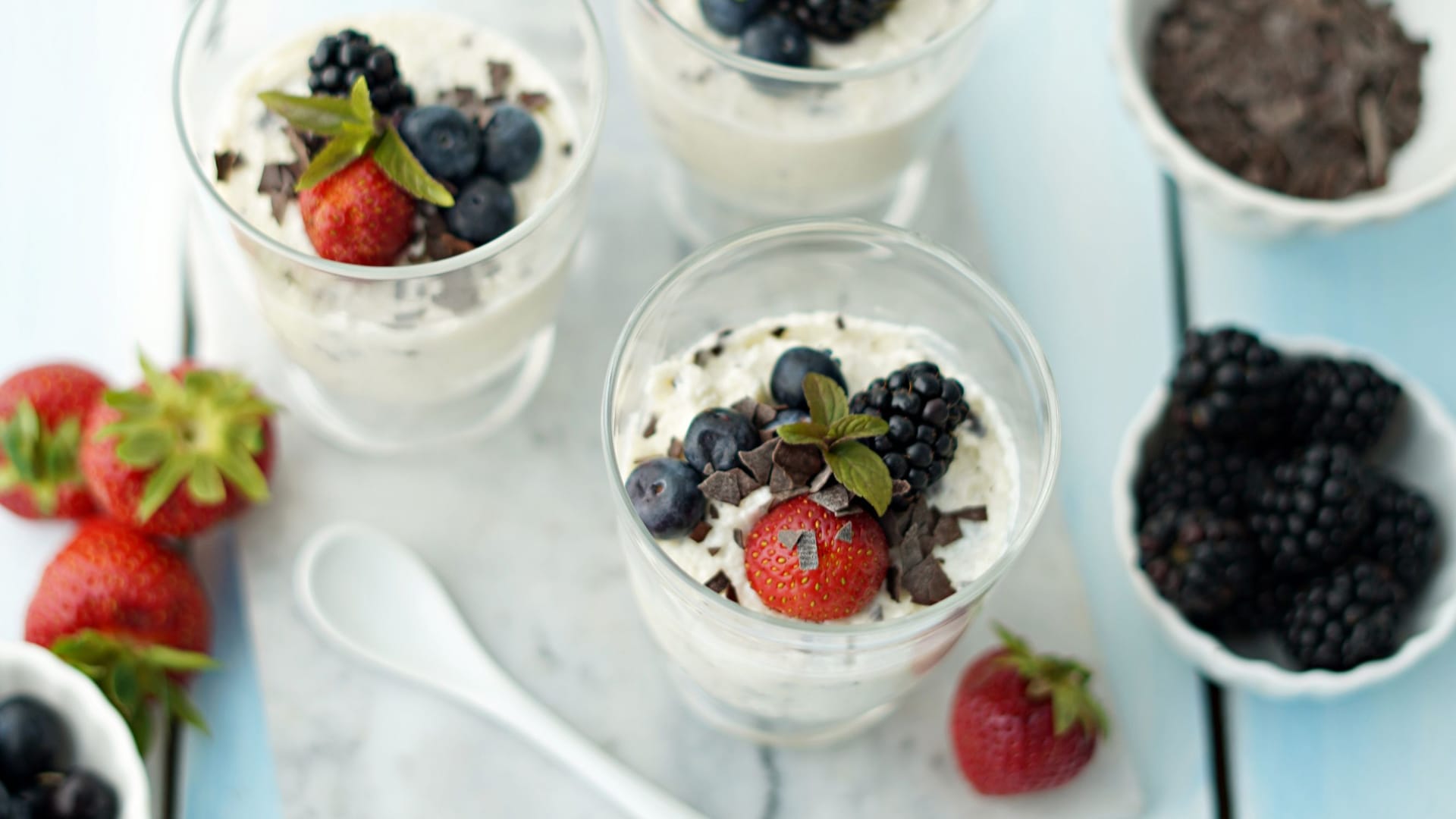 Leckeres Sommerrezept: Quark und Grießbrei getoppt mit Beeren.