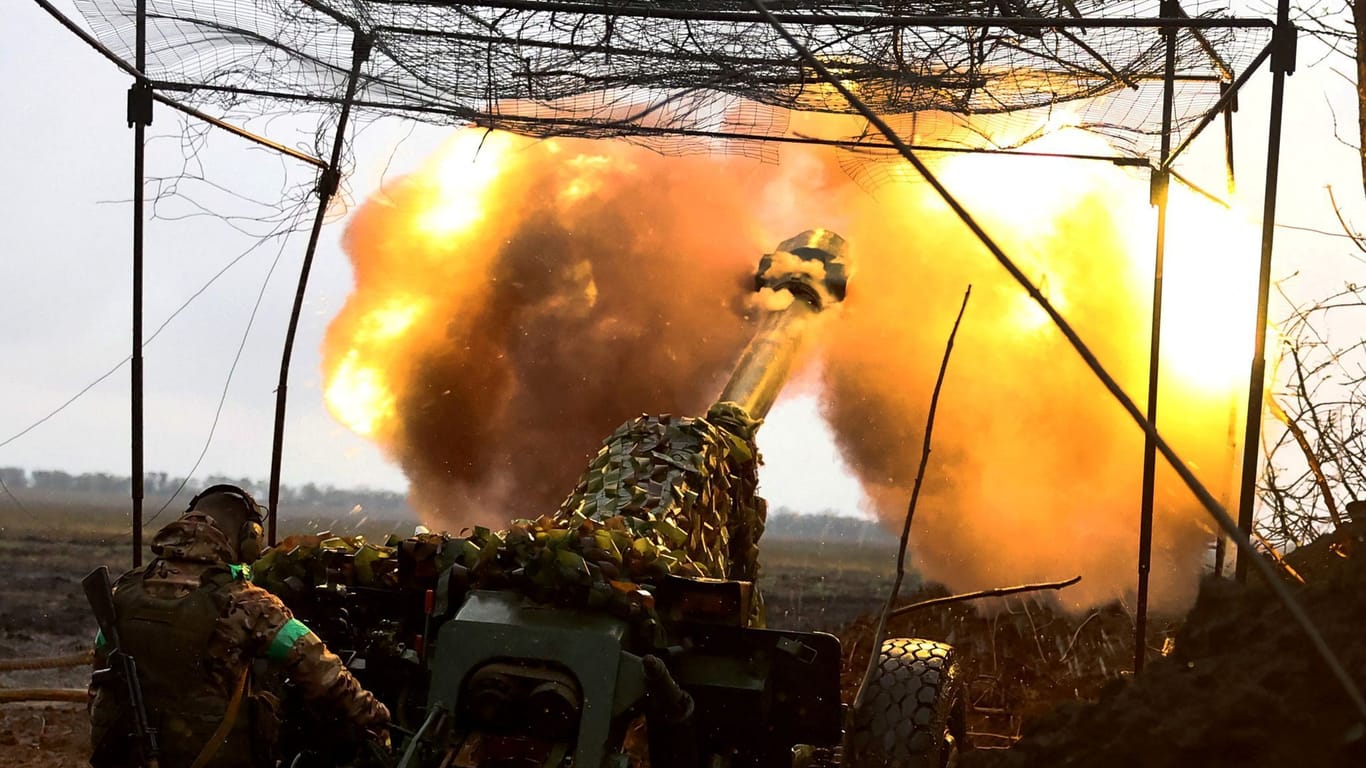 Ukrainische Artillerie (Archivbild): Mit Angriffen auf russische Stellungen soll die Kampfkraft reduziert werden, so ein Ex-US-General.