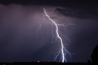 Blitze gehen während eines Gewitters nieder (Symbolbild): In NRW warnt der Deutsche Wetterdienst vor einer "verbreiteten Unwettergefahr".