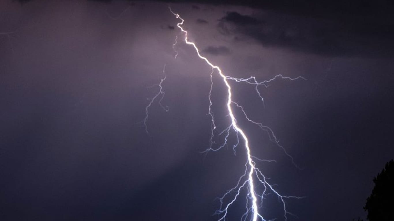 Blitze gehen während eines Gewitters nieder (Symbolbild): In NRW warnt der Deutsche Wetterdienst vor einer "verbreiteten Unwettergefahr".