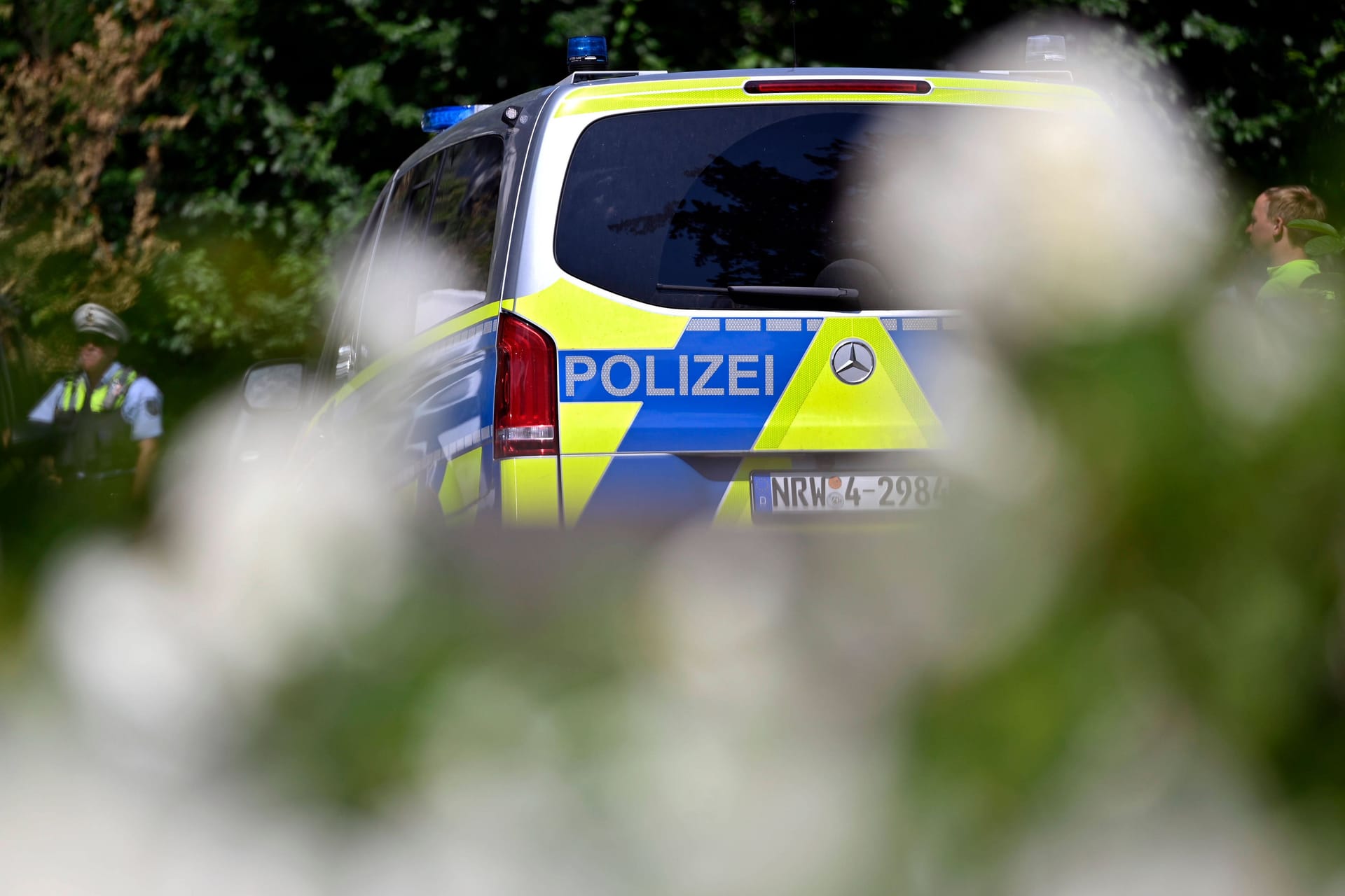 Einsatzwagen der Polizei in NRW (Symbolfoto): Im Ruhrgebiet mussten Hunderte evakuiert werden.