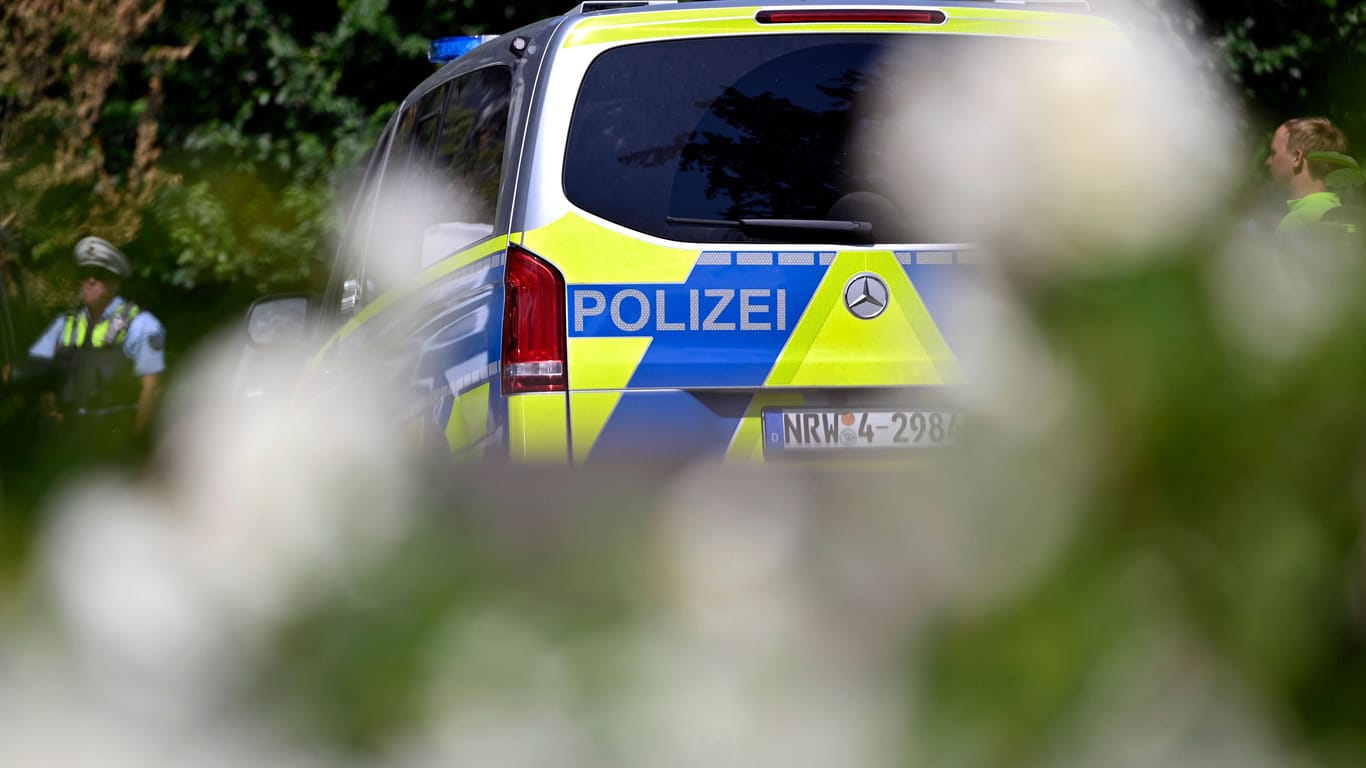 Einsatzwagen der Polizei in NRW (Symbolfoto): Im Ruhrgebiet mussten Hunderte evakuiert werden.
