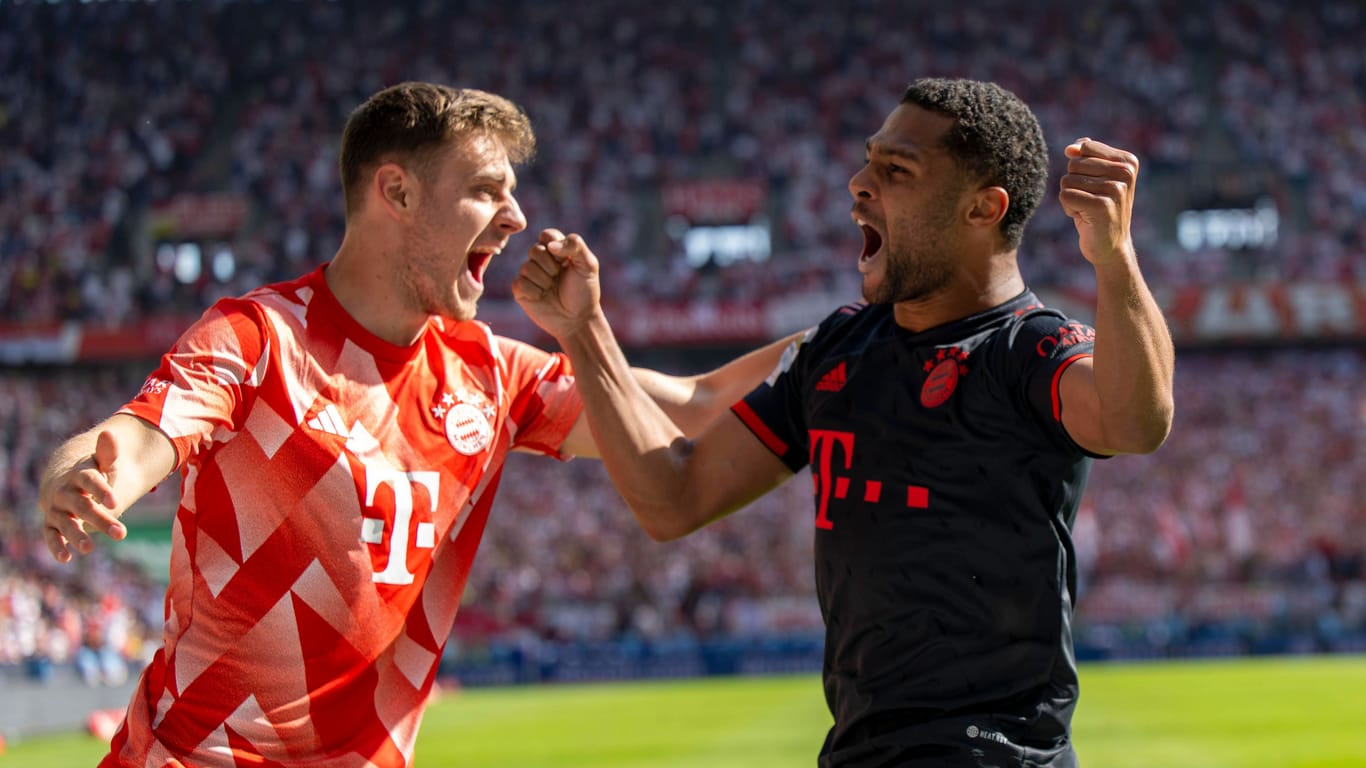 Bayerns Serge Gnabry (r.) und Josip Stanisic bejubeln den Siegtreffer zum 2:1 über den 1. FC Köln am letzten Bundesligaspieltag.