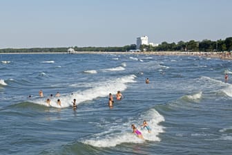 Urlauber baden in der Ostsee (Symbolbild): In Timmendorfer Strand hat die Polizei in der Nacht zu Sonntag einen 18-Jährigen gesucht.