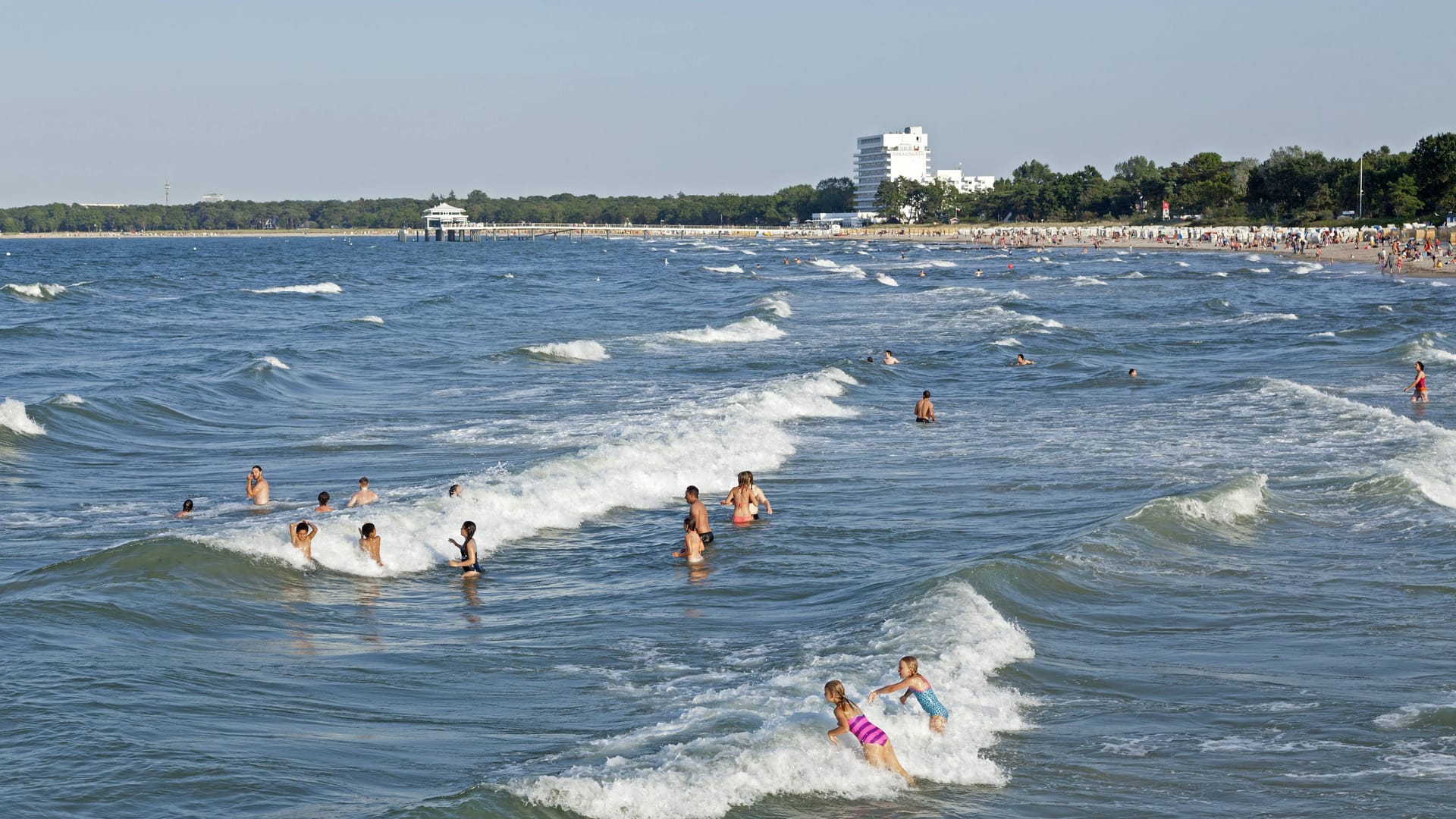 Urlauber baden in der Ostsee (Symbolbild): In Timmendorfer Strand hat die Polizei in der Nacht zu Sonntag einen 18-Jährigen gesucht.