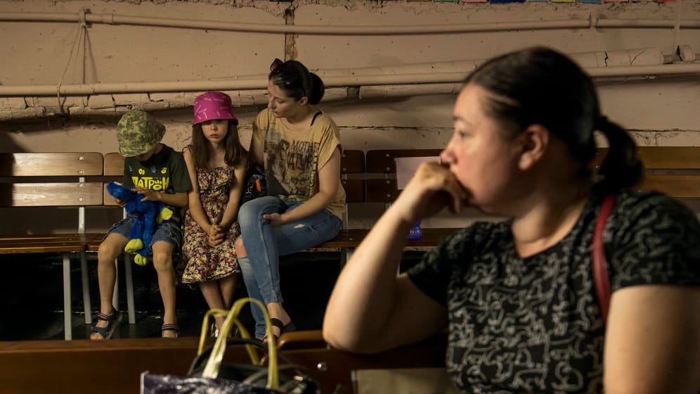 Frauen und Kinder in einem Schulkeller, der als Bunker dient: Immer wieder wurden in den vergangenen Monaten Vorwürfe laut, in der ukrainischen Hauptstadt gebe es nicht genügend funktionsfähige Bunker.