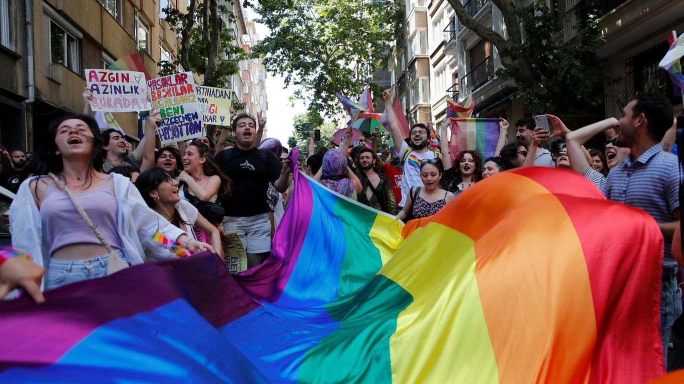 Pride-Parade in Istanbul: Die Menschen gehen trotz Verbots auf die Straßen.