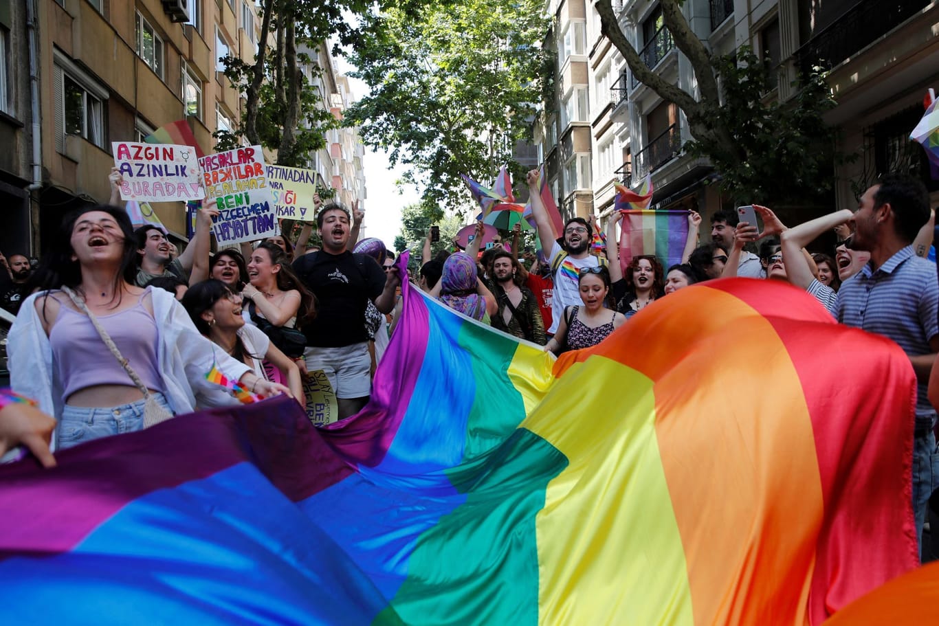 Pride-Parade in Istanbul: Die Menschen gehen trotz Verbots auf die Straßen.