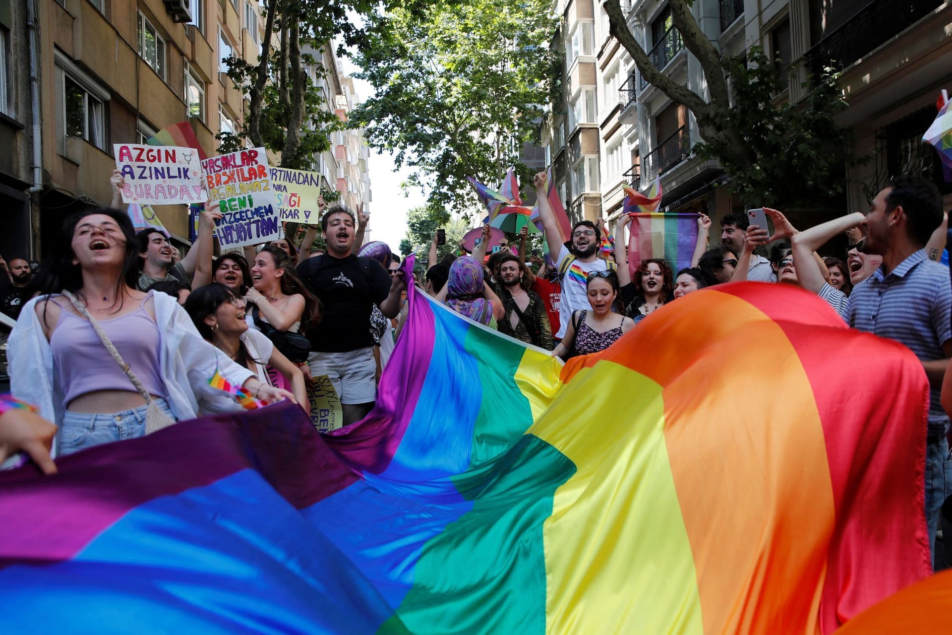 Pride-Parade in Istanbul: Die Menschen gehen trotz Verbots auf die Straßen.