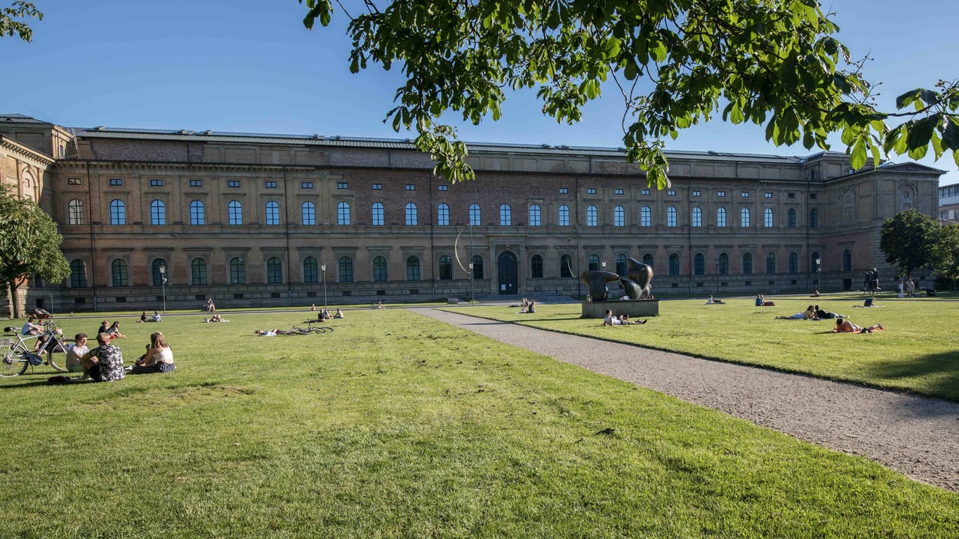 Diese Wiese vor der Pinakothek in München (Archivbild): Immer wieder finden hier nachts Studentenfeiern statt.