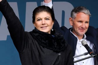 Bildkollage: Sahra Wagenknecht (Linke) und Björn Höcke (AfD) erreichen mit ihren Worten ähnliche Menschen. Aber wie?