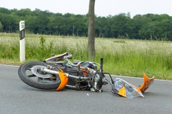 Ein Motorrad liegt nach einem Verkehrsunfall beschädigt auf der Straße: In Castrop-Rauxel kam ein 23-jähriger Mann bei einem Unfall ums Leben.