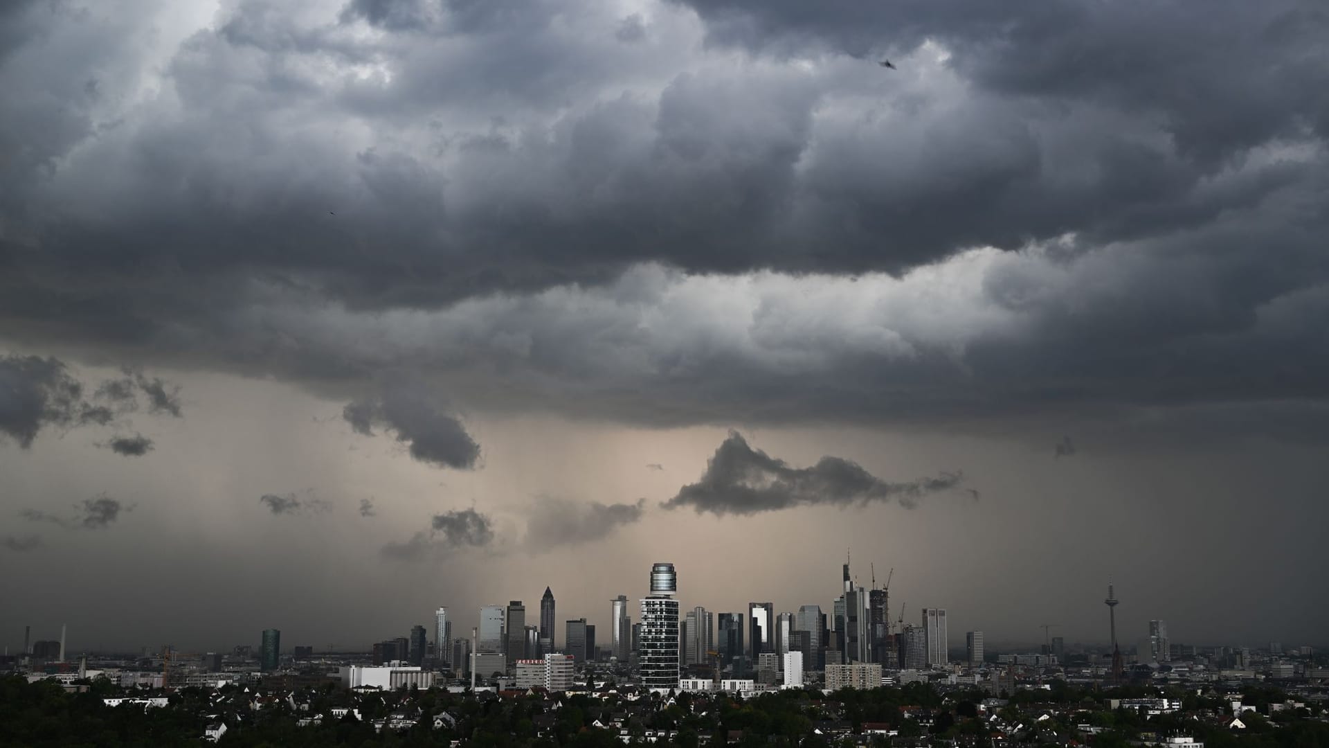 Die Skyline von Frankfurt: Die Unwetterfront zieht über die Stadt.