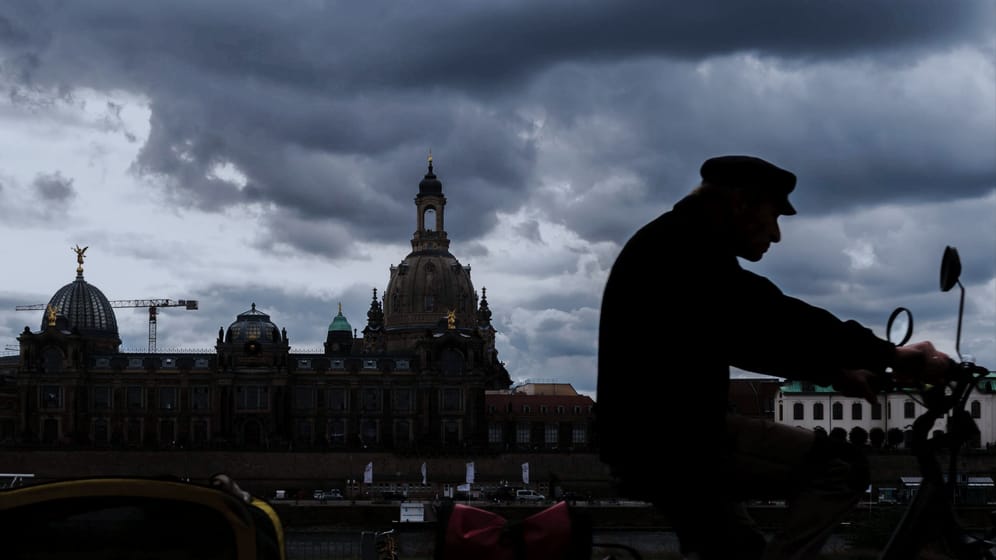 Wolken ziehen über der Silhouette der historischen Dresdner Altstadt auf.