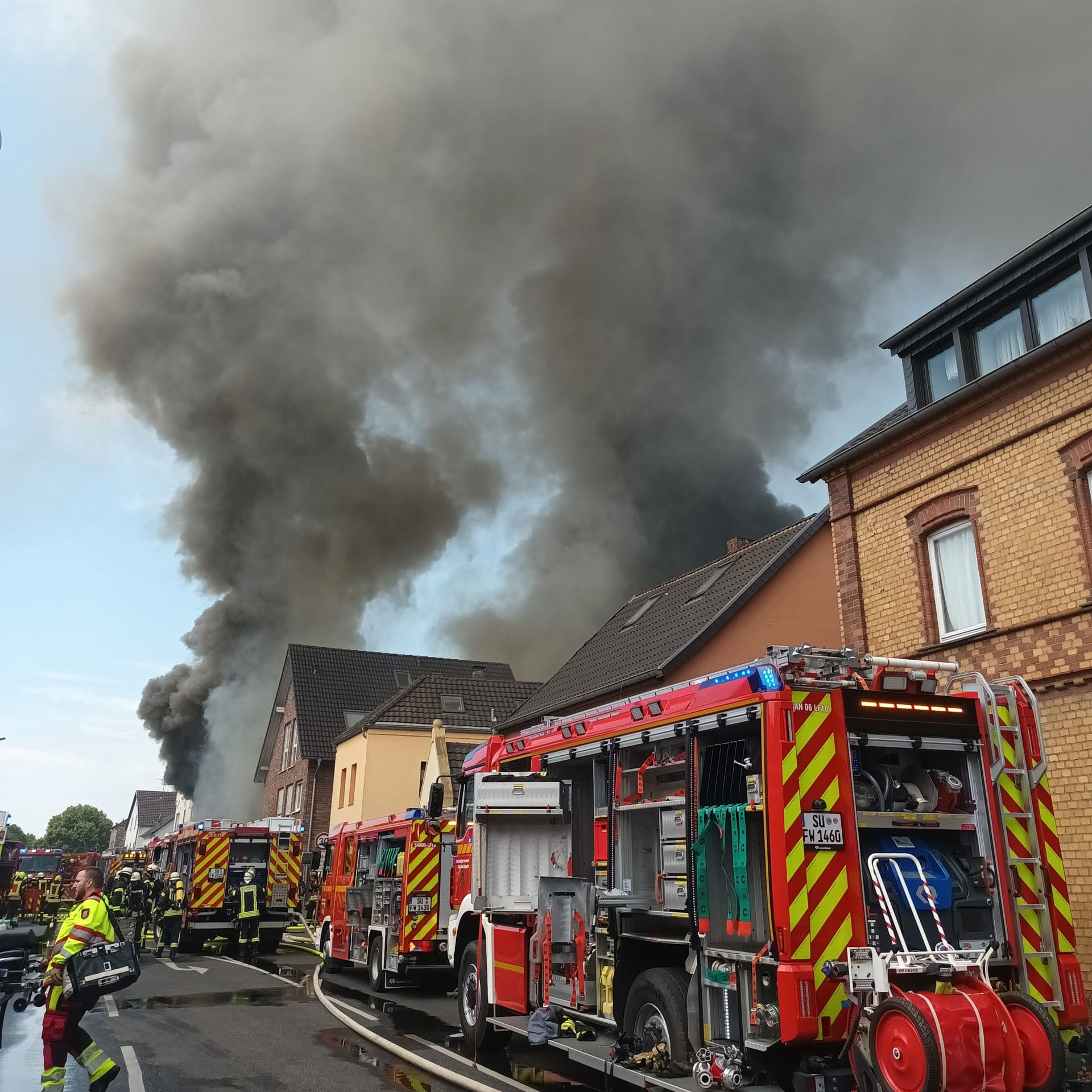 Dunkle Rauschwaden steigen in den Himmel: Das Feuer ist in einem Motorrad-Händler ausgebrochen.