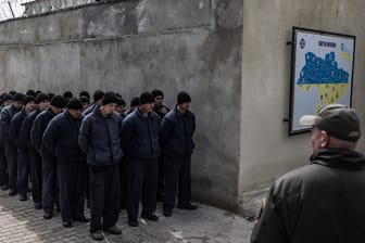 Russische Kriegsgefangene im ukrainischen Gefängnis: "Niemand will sterben".