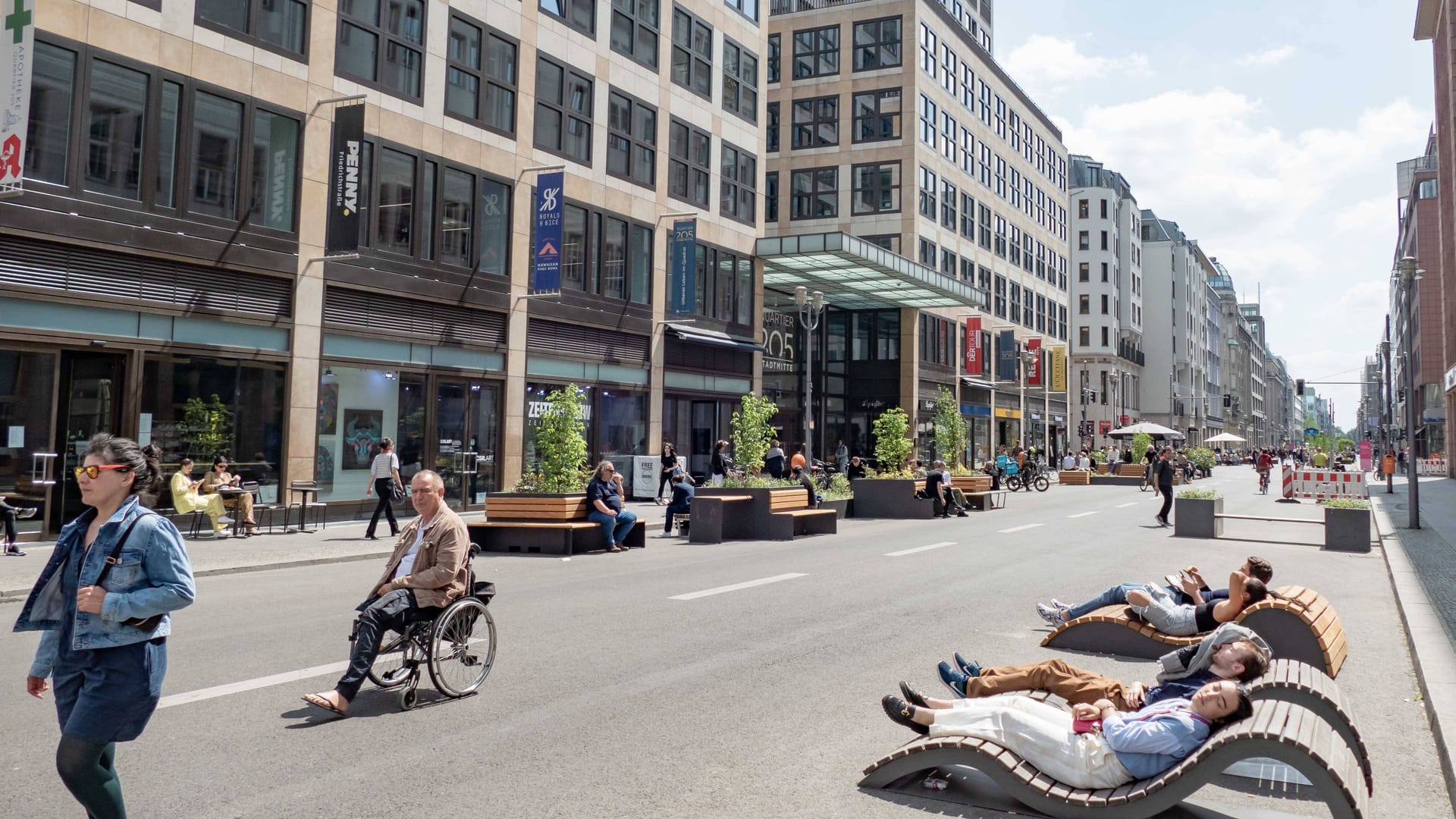 Menschen auf der autofreien Friedrichstraße: Das ist nun vorerst wieder vorbei.