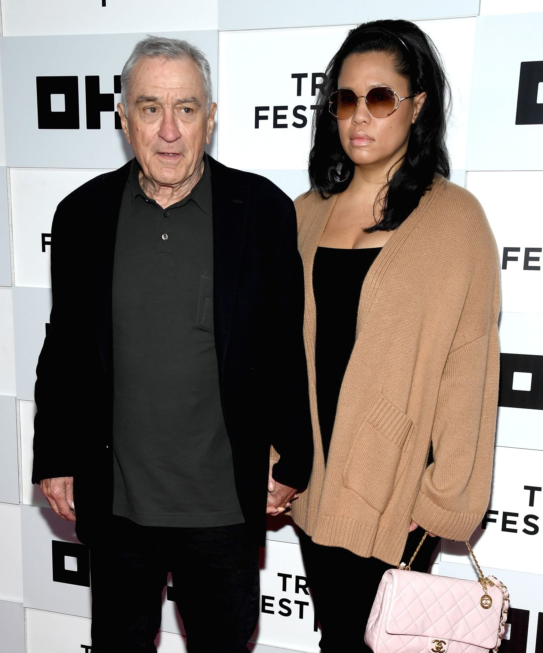 Robert De Niro und Tiffany Chen posieren für die Fotografen beim Tribeca Festival.