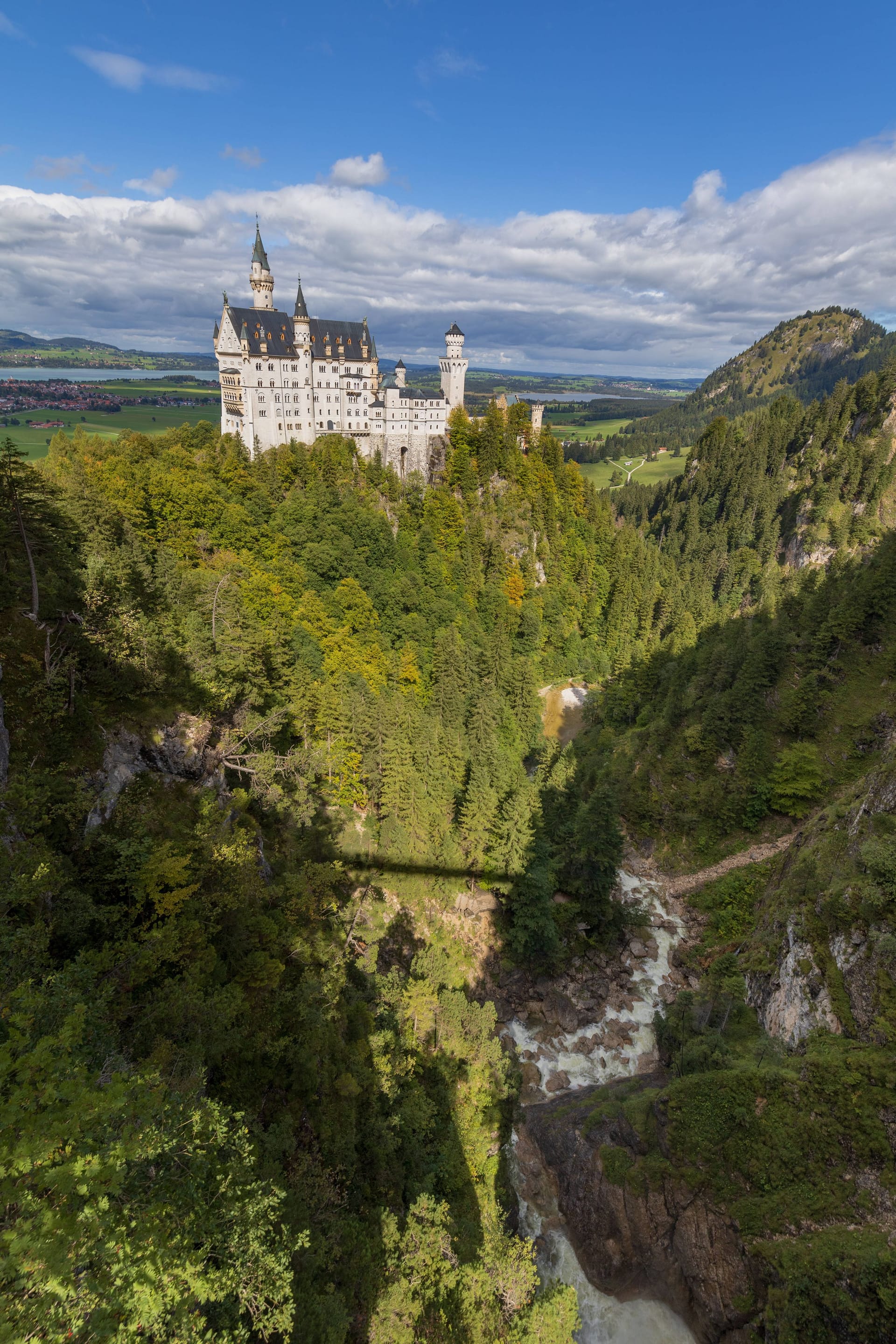 Blick von der Marienbrücke auf die Südfassade des Schlosses und die Pöllatschlucht.