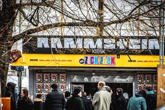 Der Rammstein-Fanshop in Berlin (Archivbild): Einen ähnlichen Pop-up-Store wird es zu den Konzerten in München nicht geben.