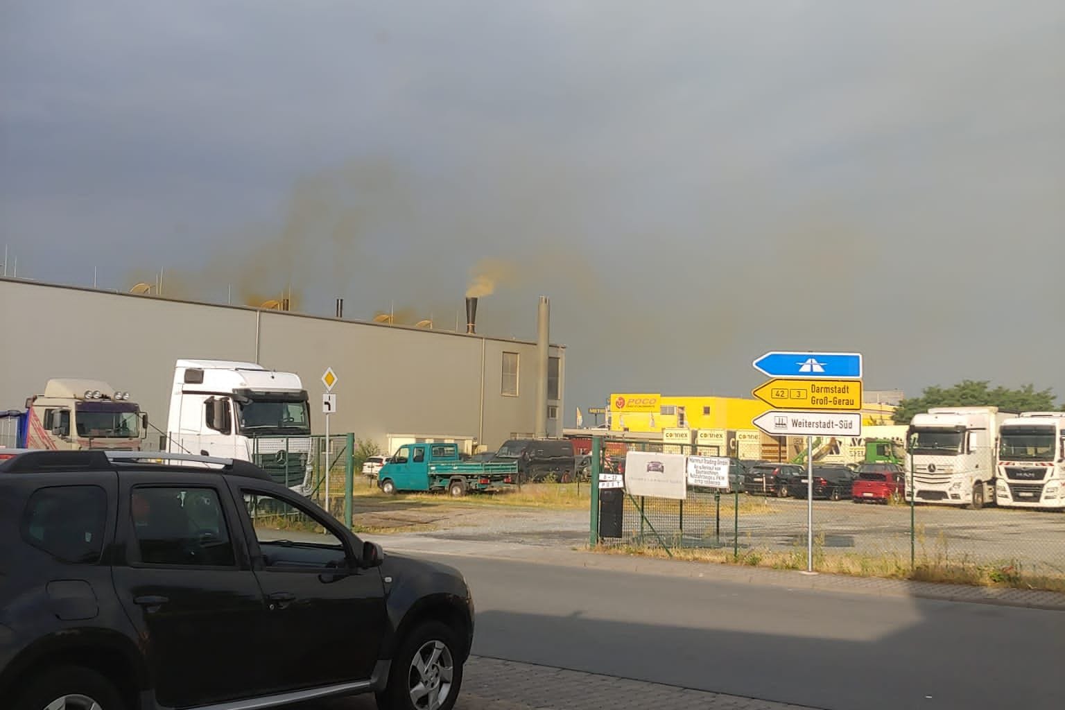 Gelbe Wolke über Industriepark: Anwohner sollen Fester geschlossen halten.