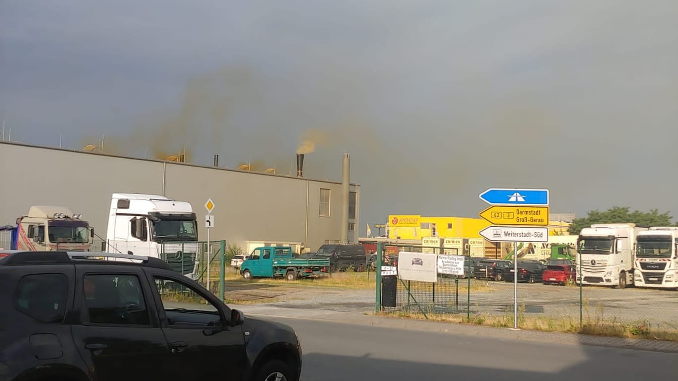 Gelbe Wolke über Industriepark: Anwohner sollen Fester geschlossen halten.