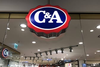 C&A Logo über einer Filiale in Hamburg. Die Kette plant ein Comeback in der Hamburger Innenstadt.