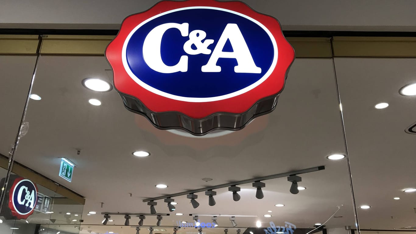 C&A Logo über einer Filiale in Hamburg. Die Kette plant ein Comeback in der Hamburger Innenstadt.