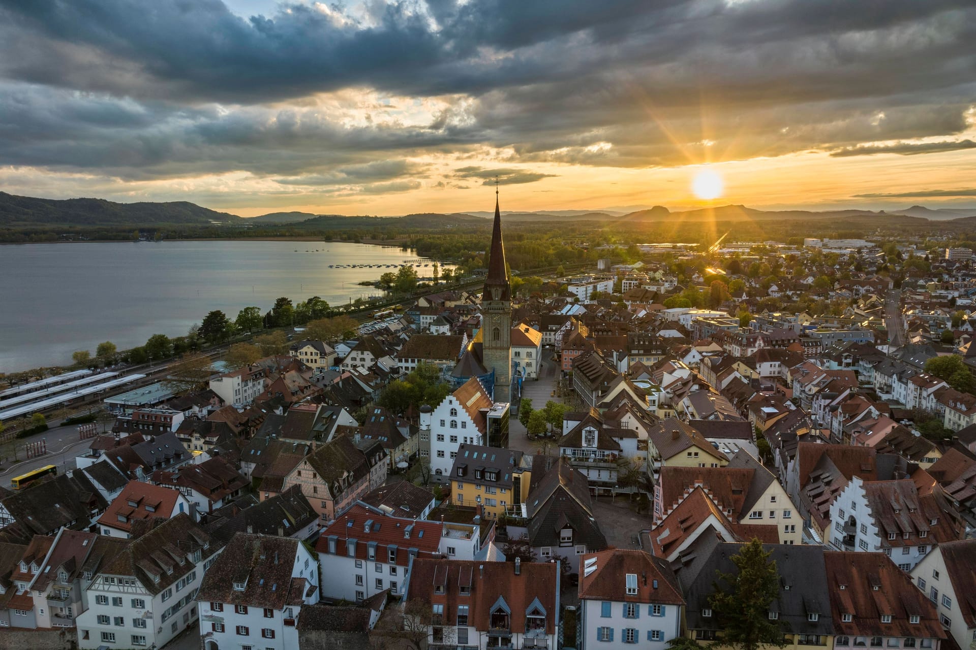 Luftbild von der Stadt Radolfzell am Bodensee im Landkreis Konstanz: Ein Erdbeben war am Dienstagmittag bis in die Stadt Konstanz zu spüren.