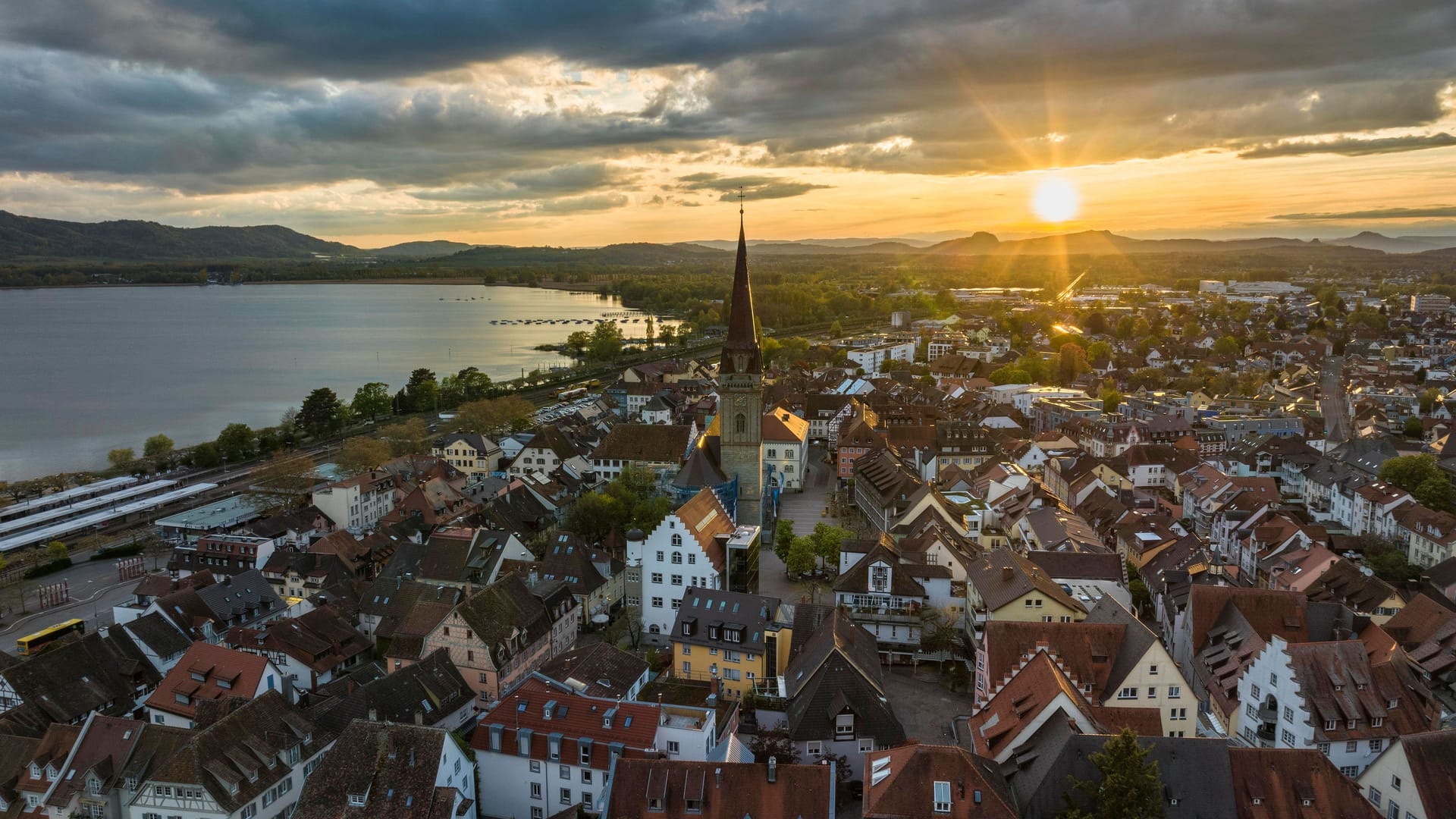 Luftbild von der Stadt Radolfzell am Bodensee im Landkreis Konstanz: Ein Erdbeben war am Dienstagmittag bis in die Stadt Konstanz zu spüren.