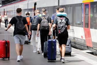 Jugendliche an einem Bahnhof mit Koffern (Symbolbild): Erneut müssen Schüler einer Berliner Schule mit Rassismus kämpfen.