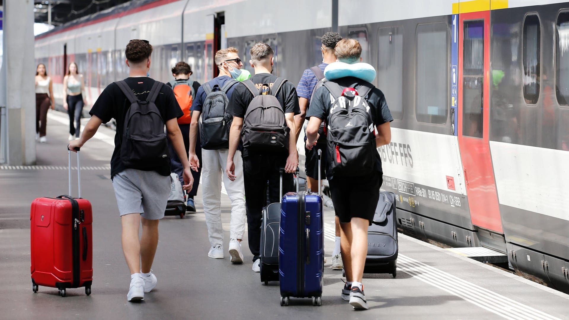 Jugendliche an einem Bahnhof mit Koffern (Symbolbild): Erneut müssen Schüler einer Berliner Schule mit Rassismus kämpfen.