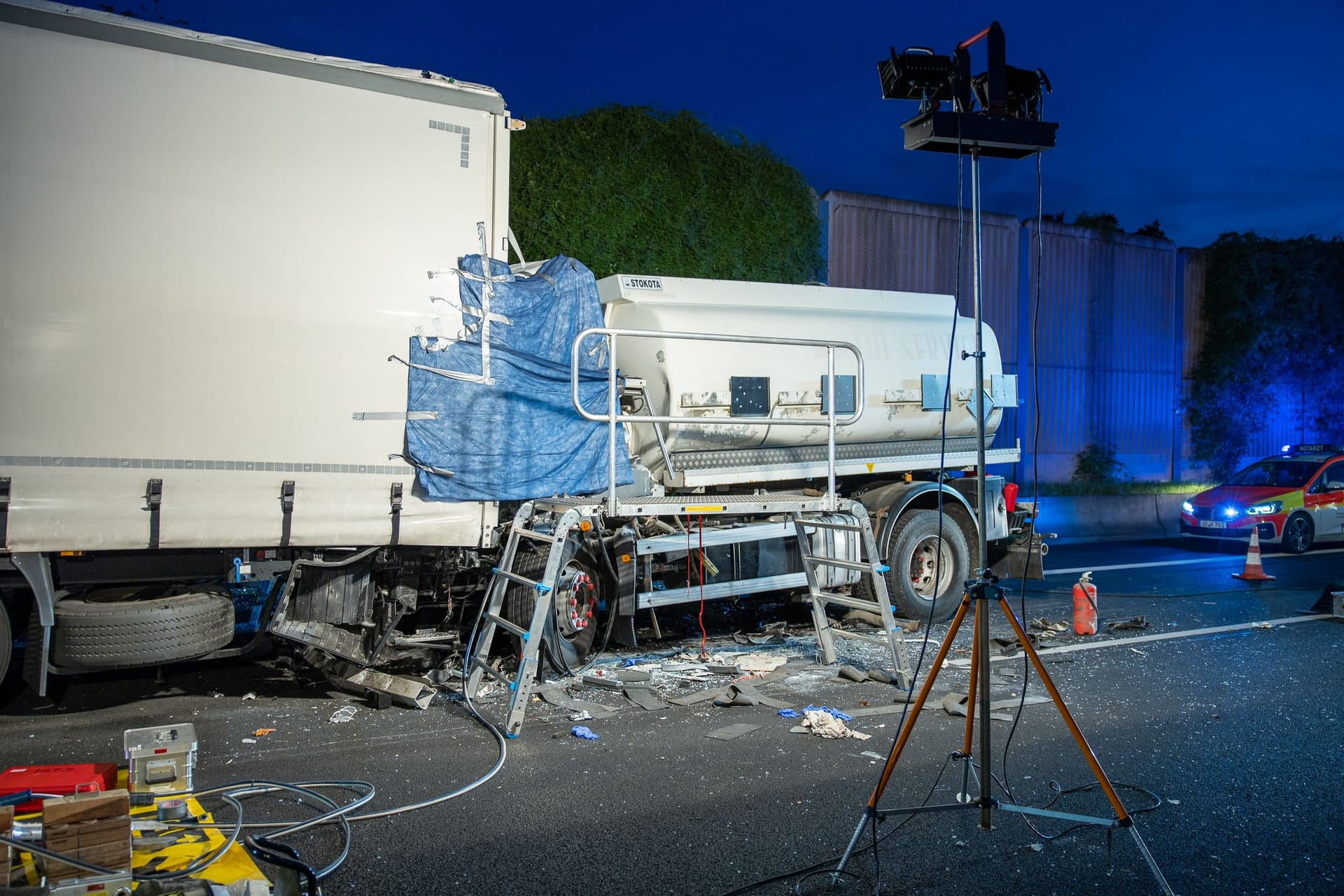 Unglücksfahrzeuge auf der A3: Ein Mann kam auf der Autobahn bei einem Auffahrunfall ums Leben.