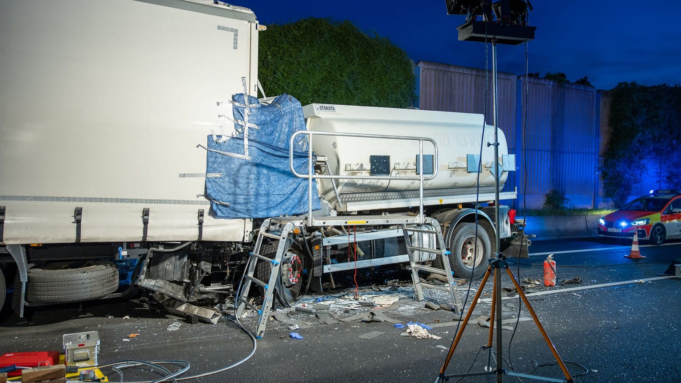 Unglücksfahrzeuge auf der A3: Ein Mann kam auf der Autobahn bei einem Auffahrunfall ums Leben.