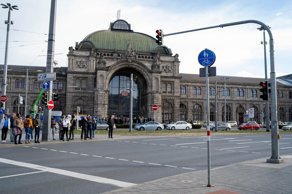 Vor dem Hauptbahnhof in Nürnberg rief eine drohende Massenschlägerei ein Großaufgebot der Polizei herbei.