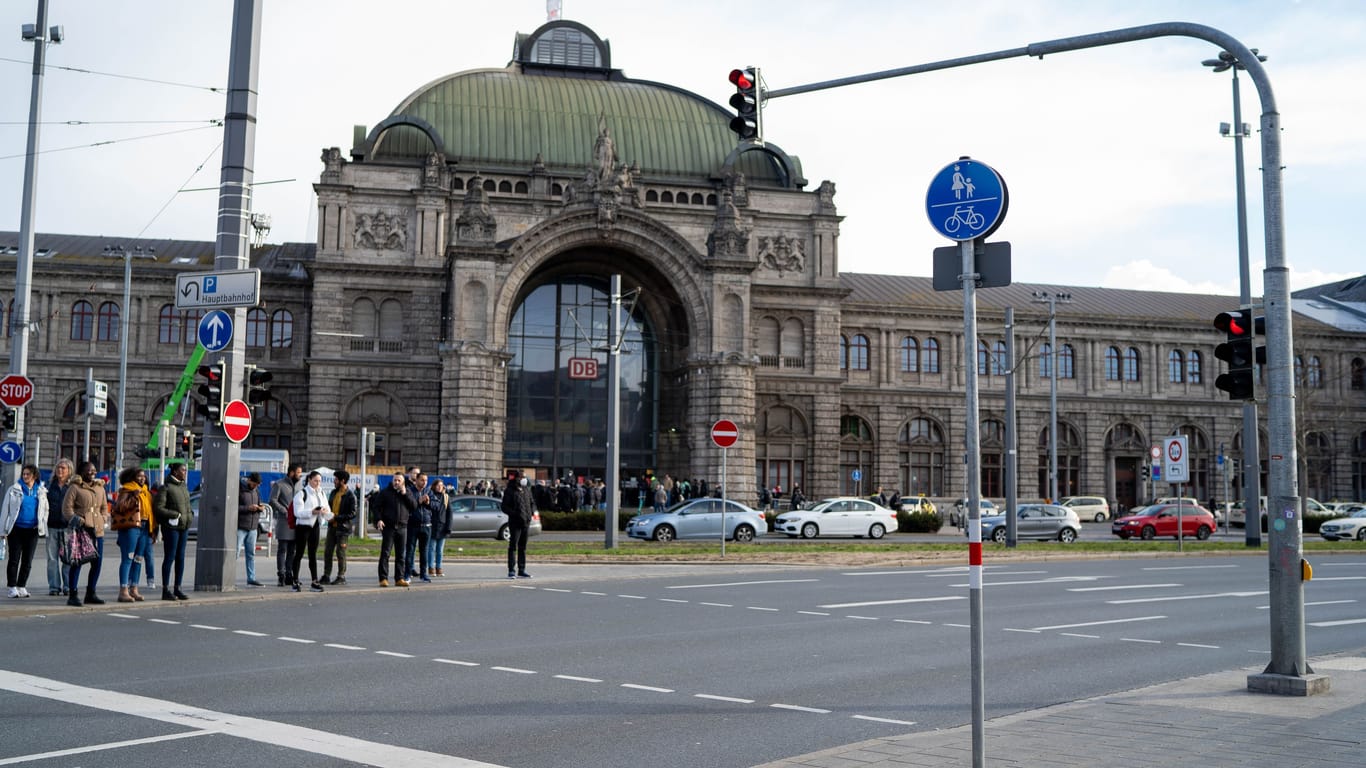 Vor dem Hauptbahnhof in Nürnberg rief eine drohende Massenschlägerei ein Großaufgebot der Polizei herbei.
