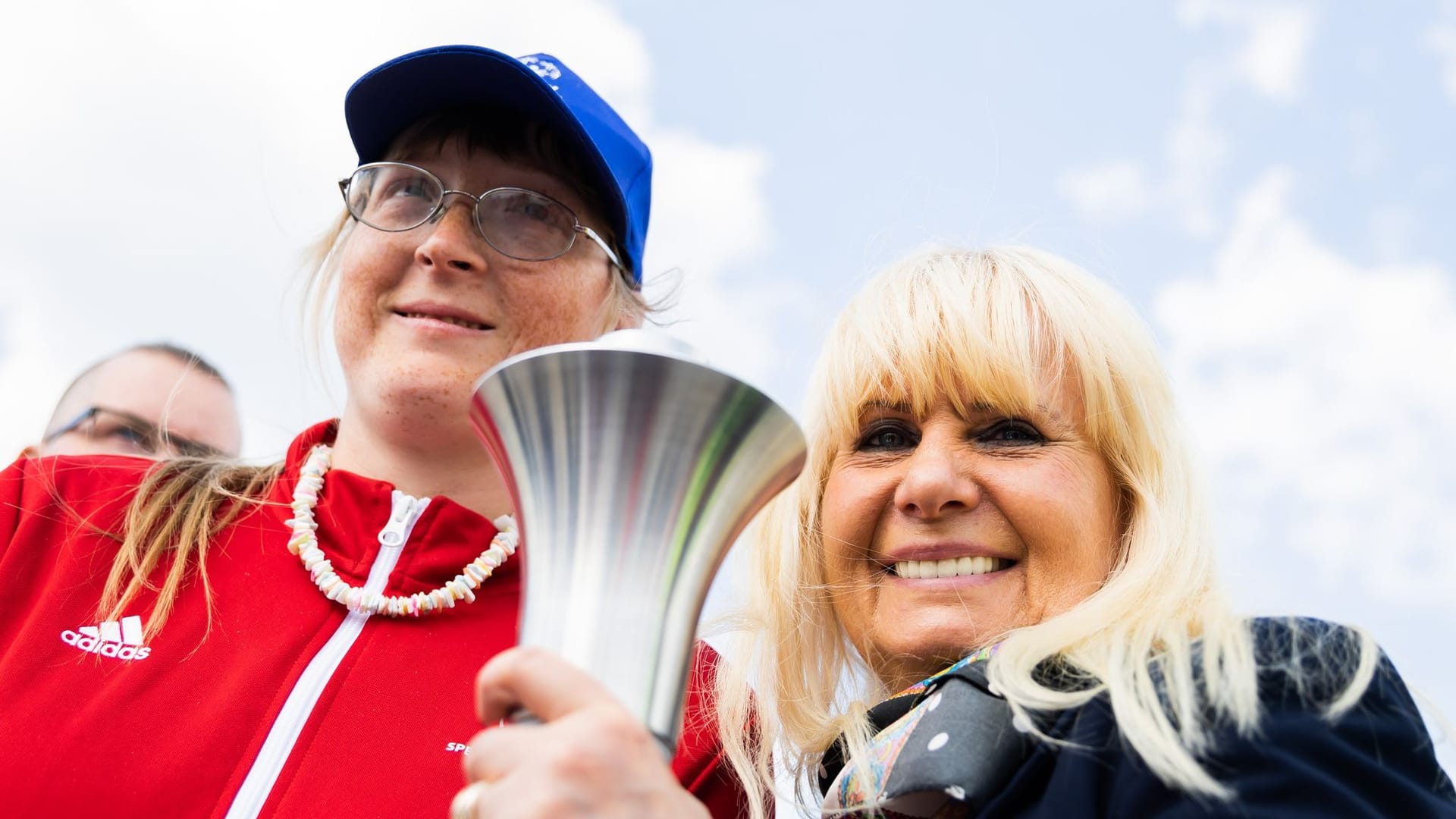 Athletin Natascha Wermelskirchen (l.) und Berlins Sportsenatorin Iris Spranger mit der "Flame of Hope": Die olympische Fackel ist in Berlin angekommen.