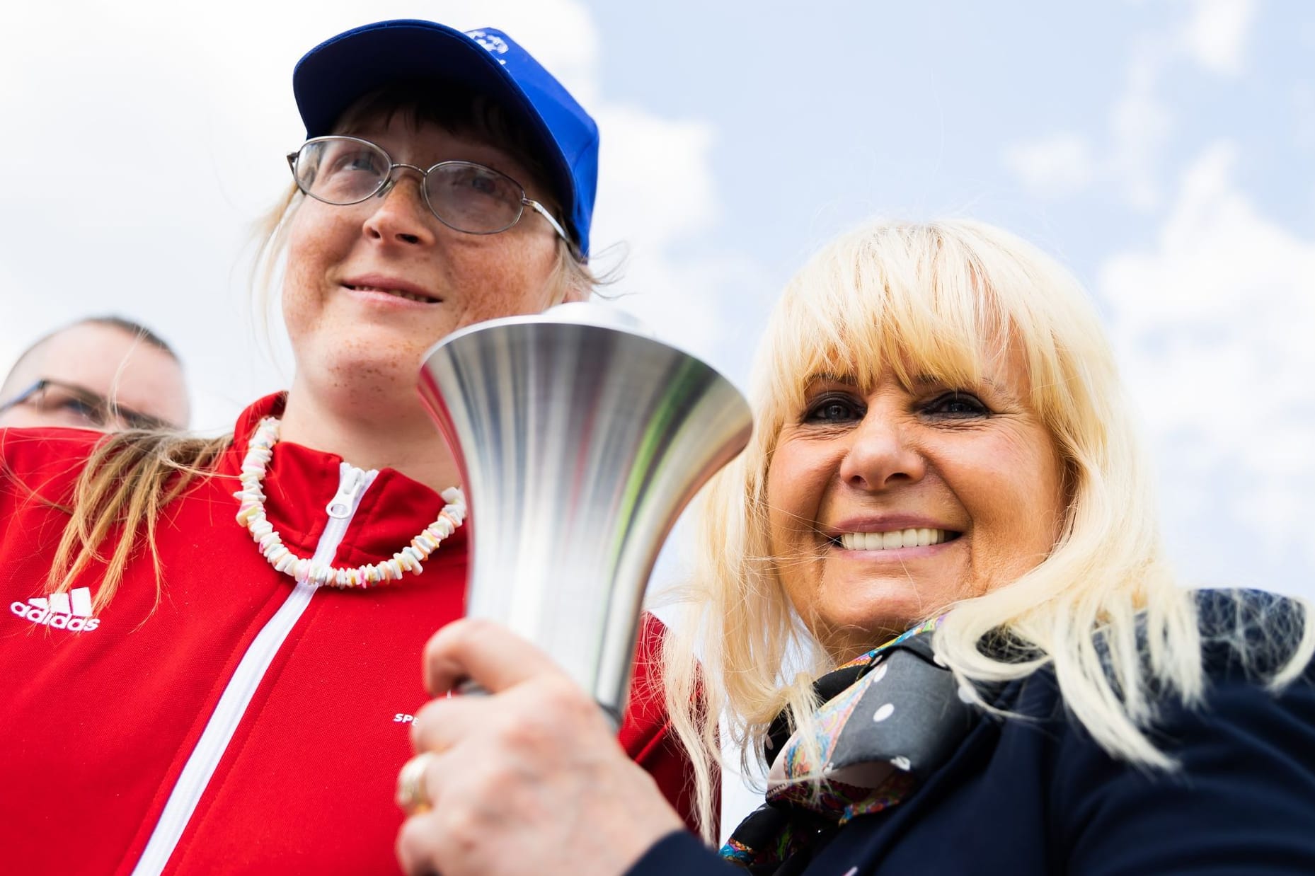 Athletin Natascha Wermelskirchen (l.) und Berlins Sportsenatorin Iris Spranger mit der "Flame of Hope": Die olympische Fackel ist in Berlin angekommen.