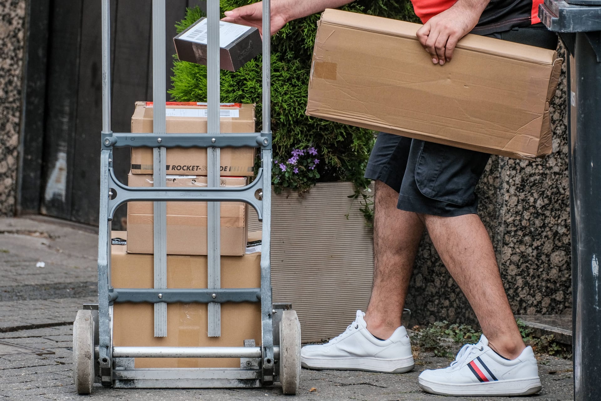 Ein Paketbote bei der Arbeit (Symbolbild): In München soll im Dienst ein 14-jähriges Mädchen belästigt worden sein.