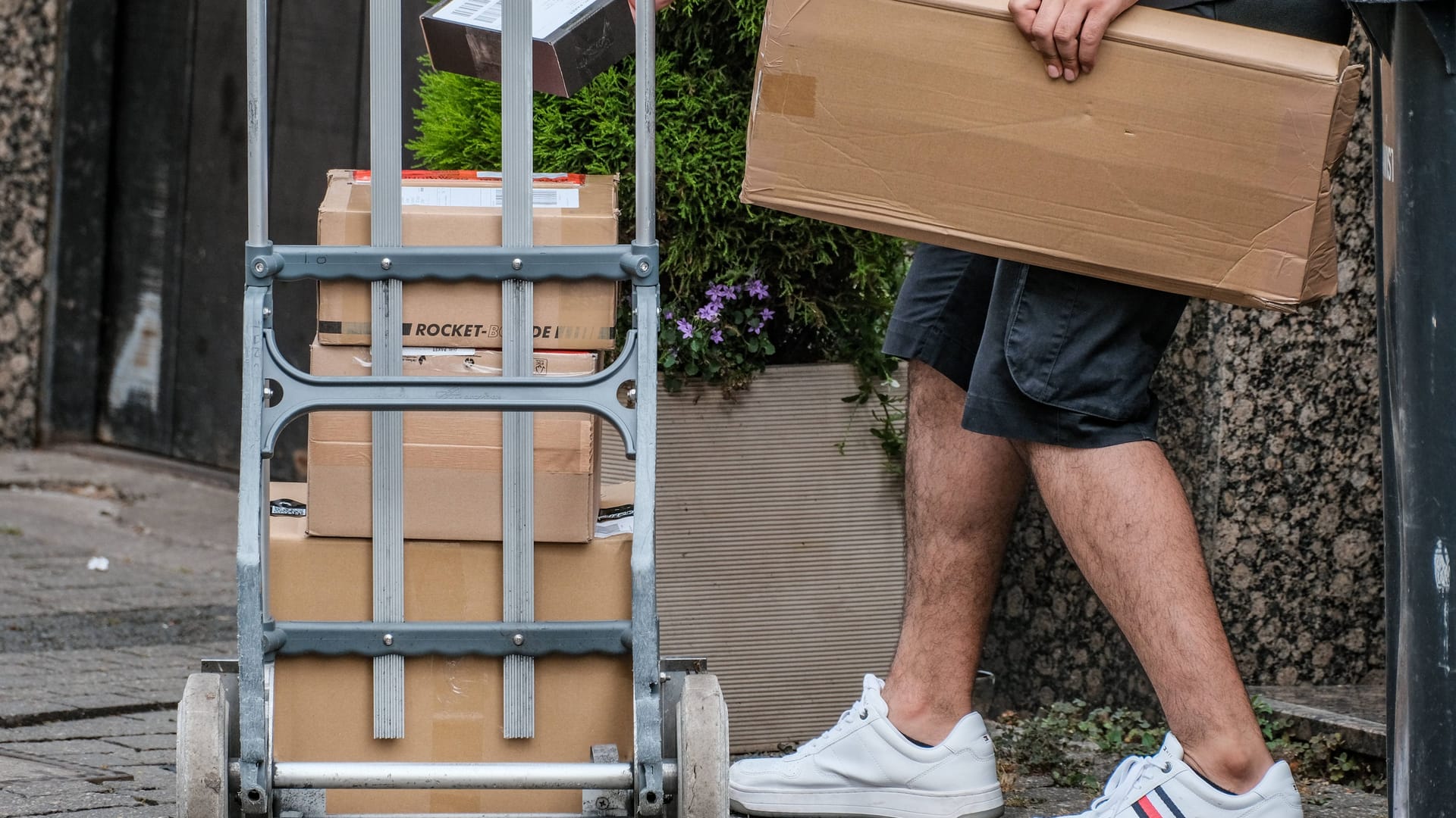 Ein Paketbote bei der Arbeit (Symbolbild): In München soll im Dienst ein 14-jähriges Mädchen belästigt worden sein.