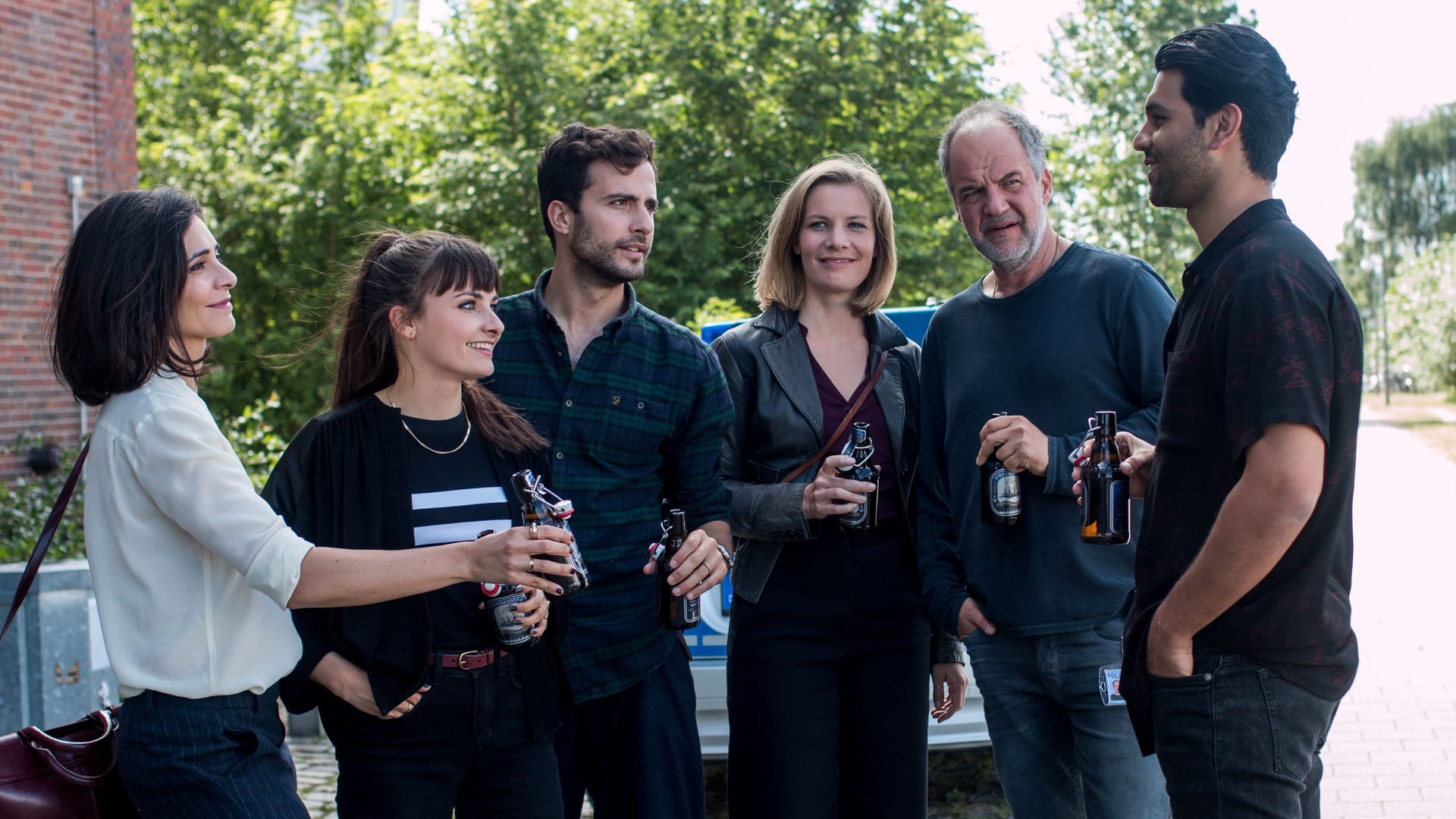 Die Stars von "SOKO Hamburg": Pegah Ferydoni, Paula Schramm, Garry Fischmann, Anna von Haebler, Marek Erhardt und Altamasch Noor.