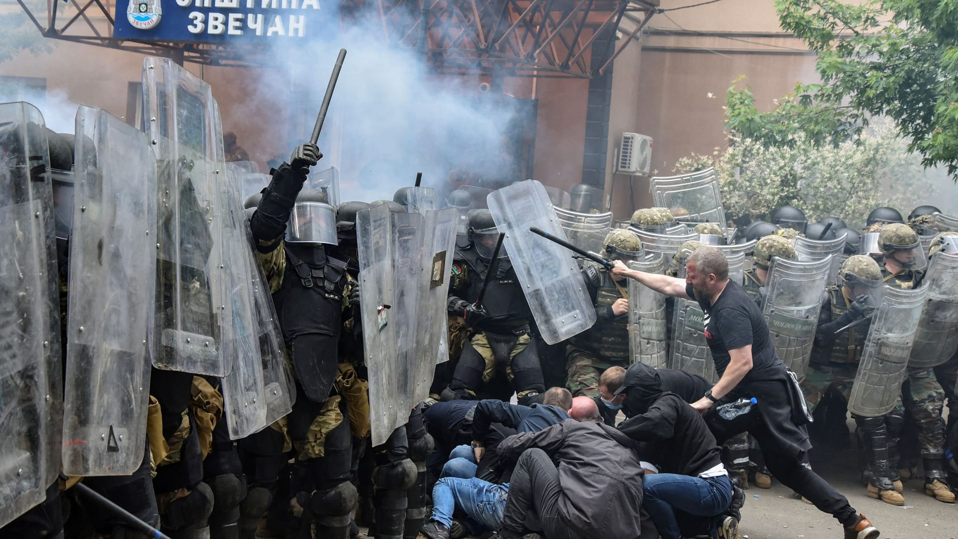 Nato-Soldaten der FKOR-Schutztruppe und serbische Kosovaren: Die internationalen Sicherheitskräfte erlitten Knochenbrüche und Verbrennungen.