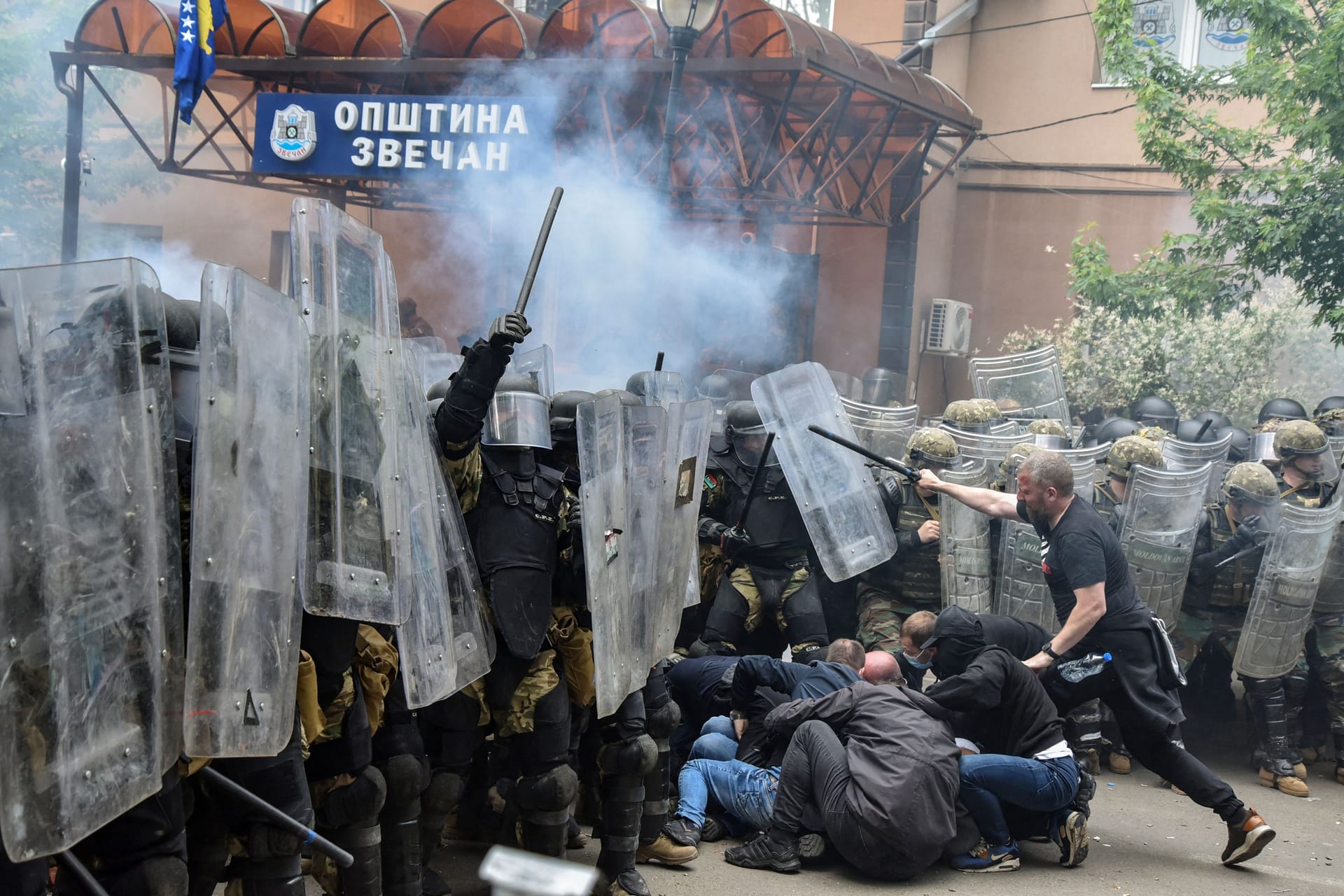 Nato-Soldaten der FKOR-Schutztruppe und serbische Kosovaren: Die internationalen Sicherheitskräfte erlitten Knochenbrüche und Verbrennungen.